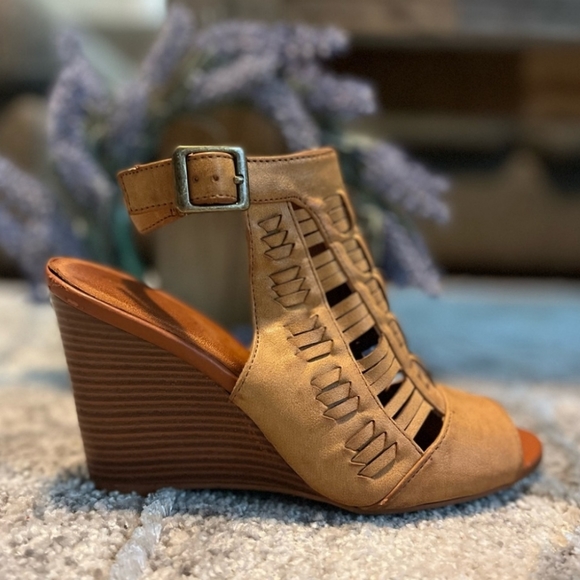 ๐ค Dollhouse Snicker Tan Peep Toe Wedge Heel Sandals - Picture 1 of 8